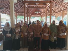 Lurah Ngalang Sampaikan Honor Pendidik PAUD